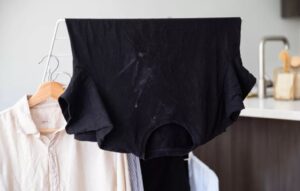 Remove white streaks from dark clothes - Laundry tips and tricks